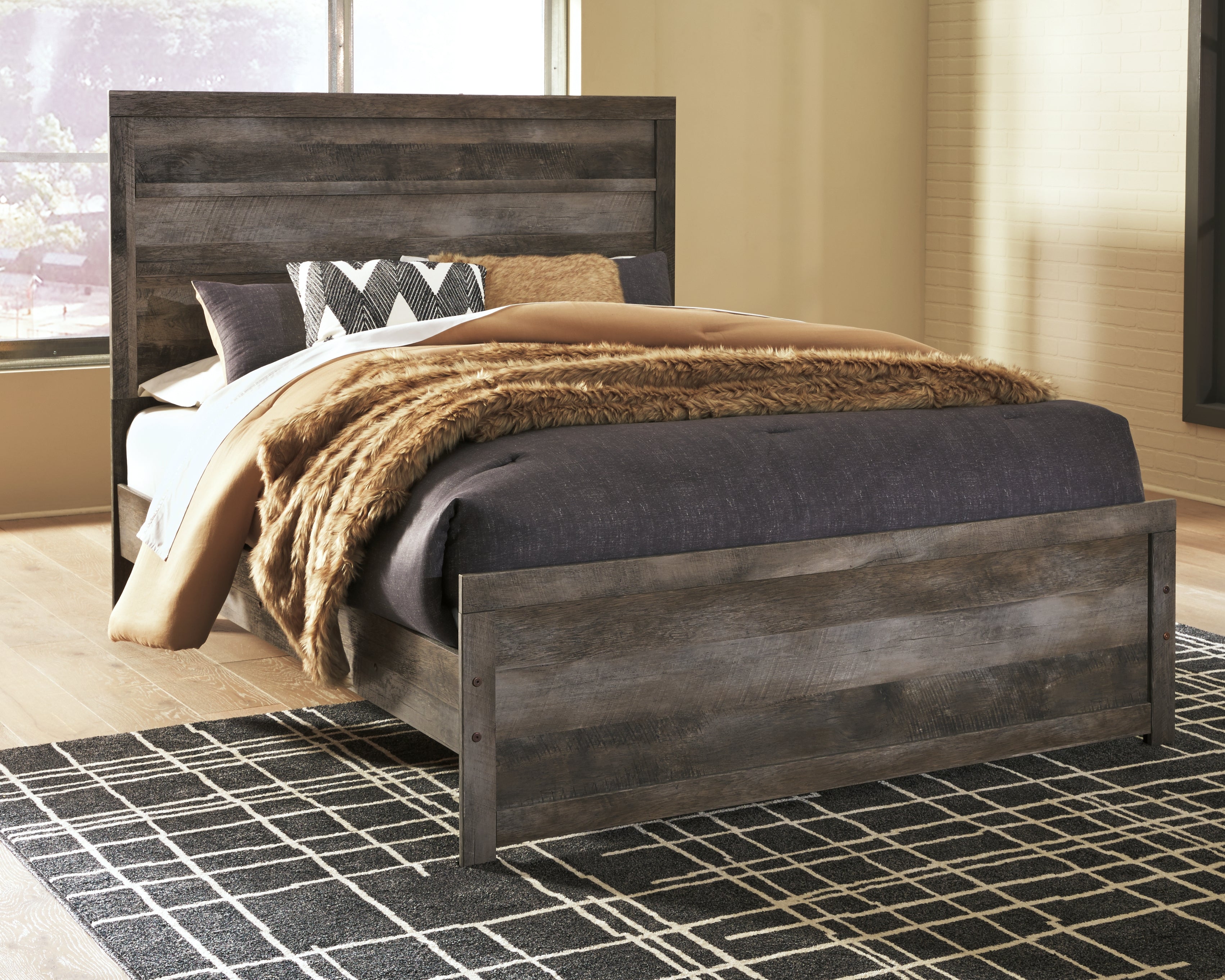 Best Deals Furniture - Ashley Furniture - Wynnlow Queen Panel Bed - Queen Panel Bed - B440B2