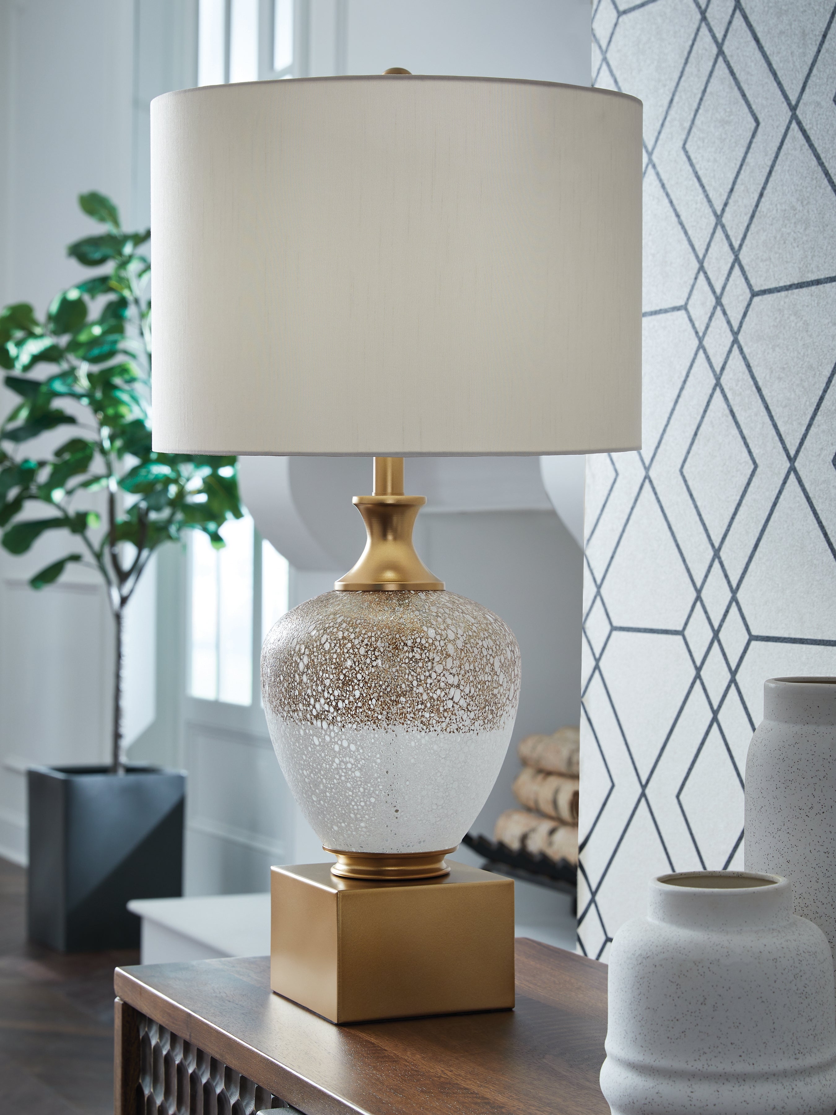 Best Deals Furniture - Ashley Furniture - Tavisburg Table Lamp - Glass Table Lamp (1/CN) - L430894