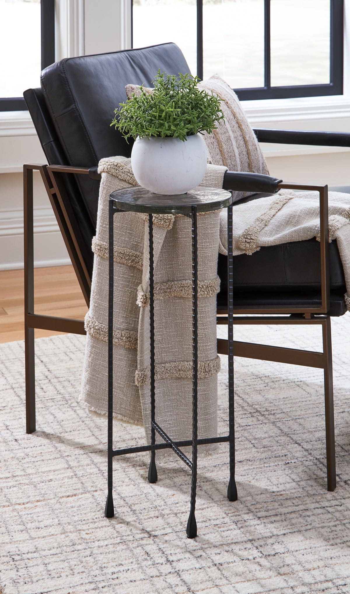 Best Deals Furniture - Ashley Furniture - Newgoren Accent Table - Accent Table / Clear/Black - A4000631