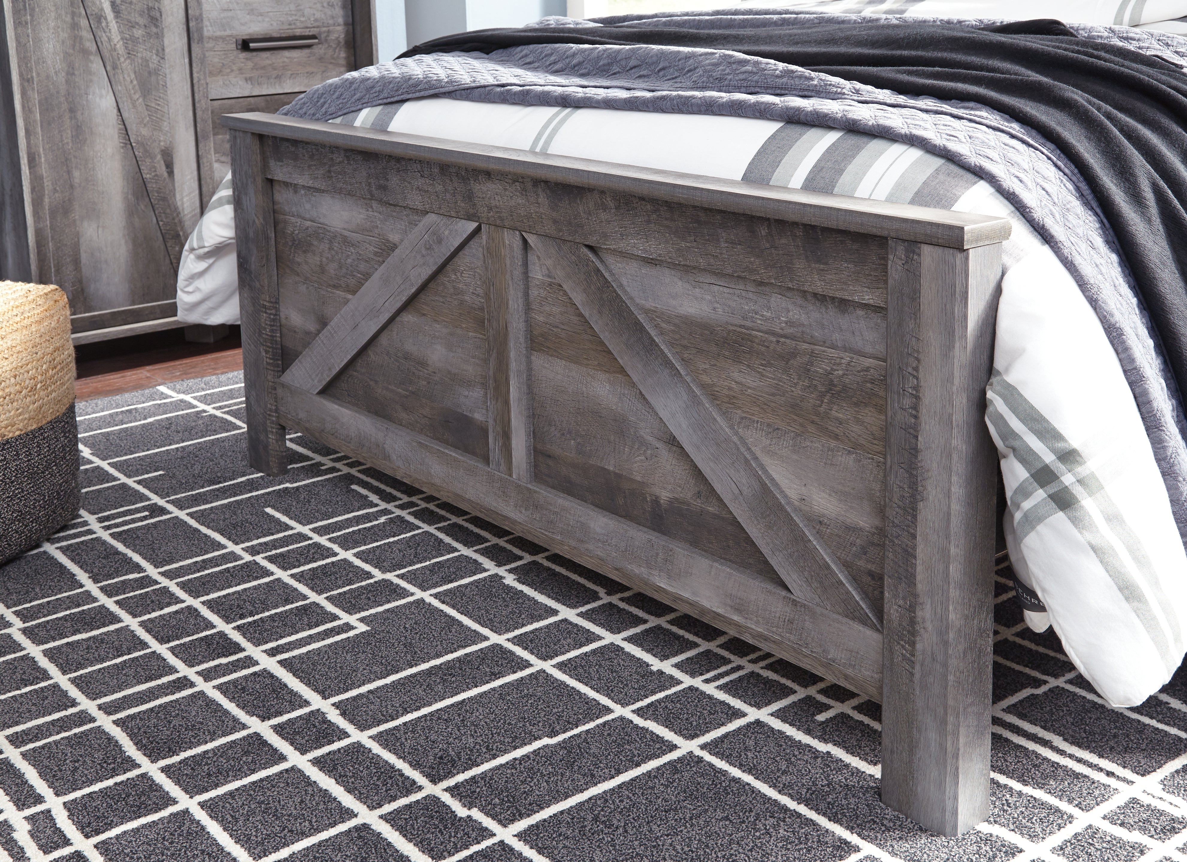 Wynnlow Queen Crossbuck Panel Bed