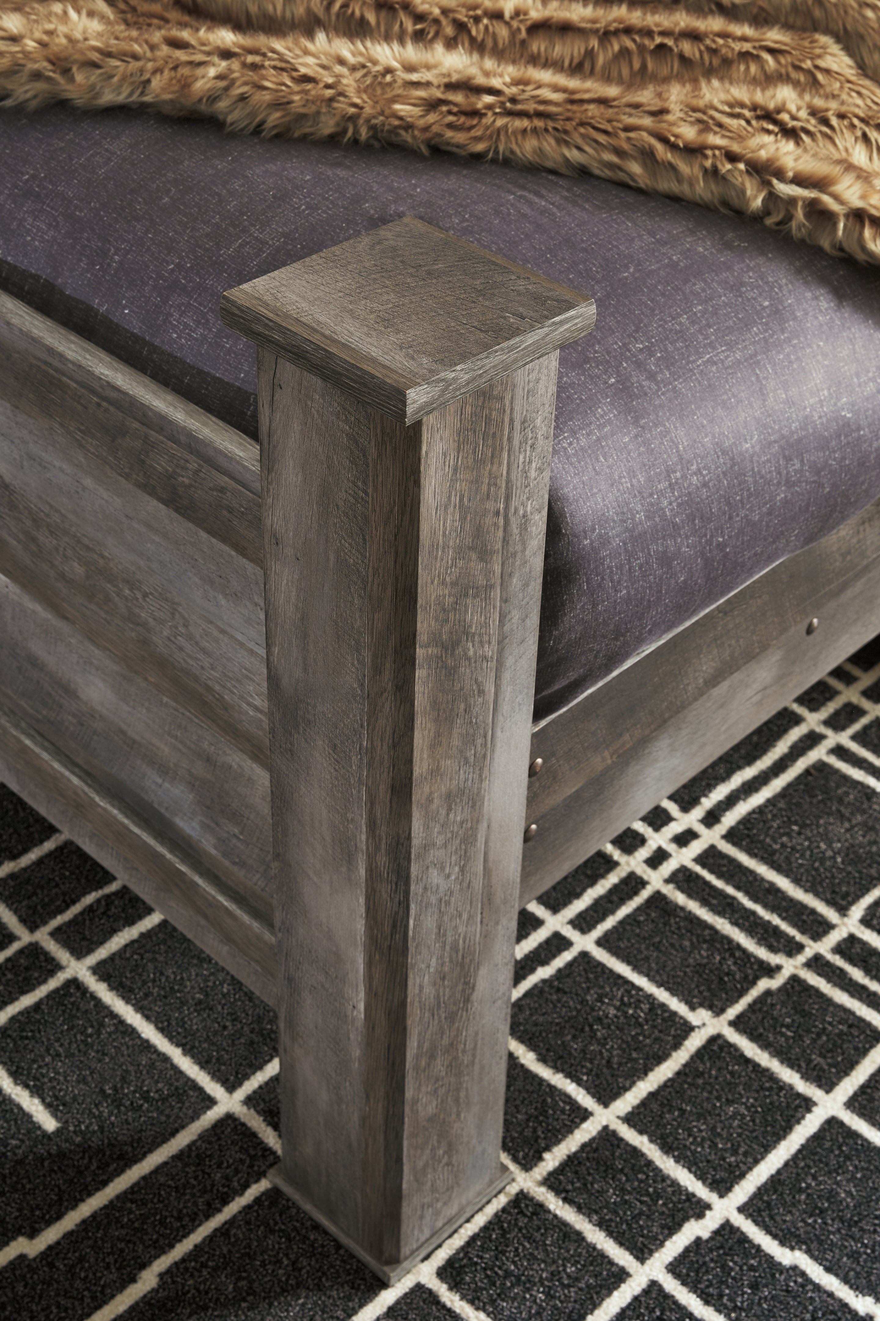 Wynnlow Queen Crossbuck Panel Bed