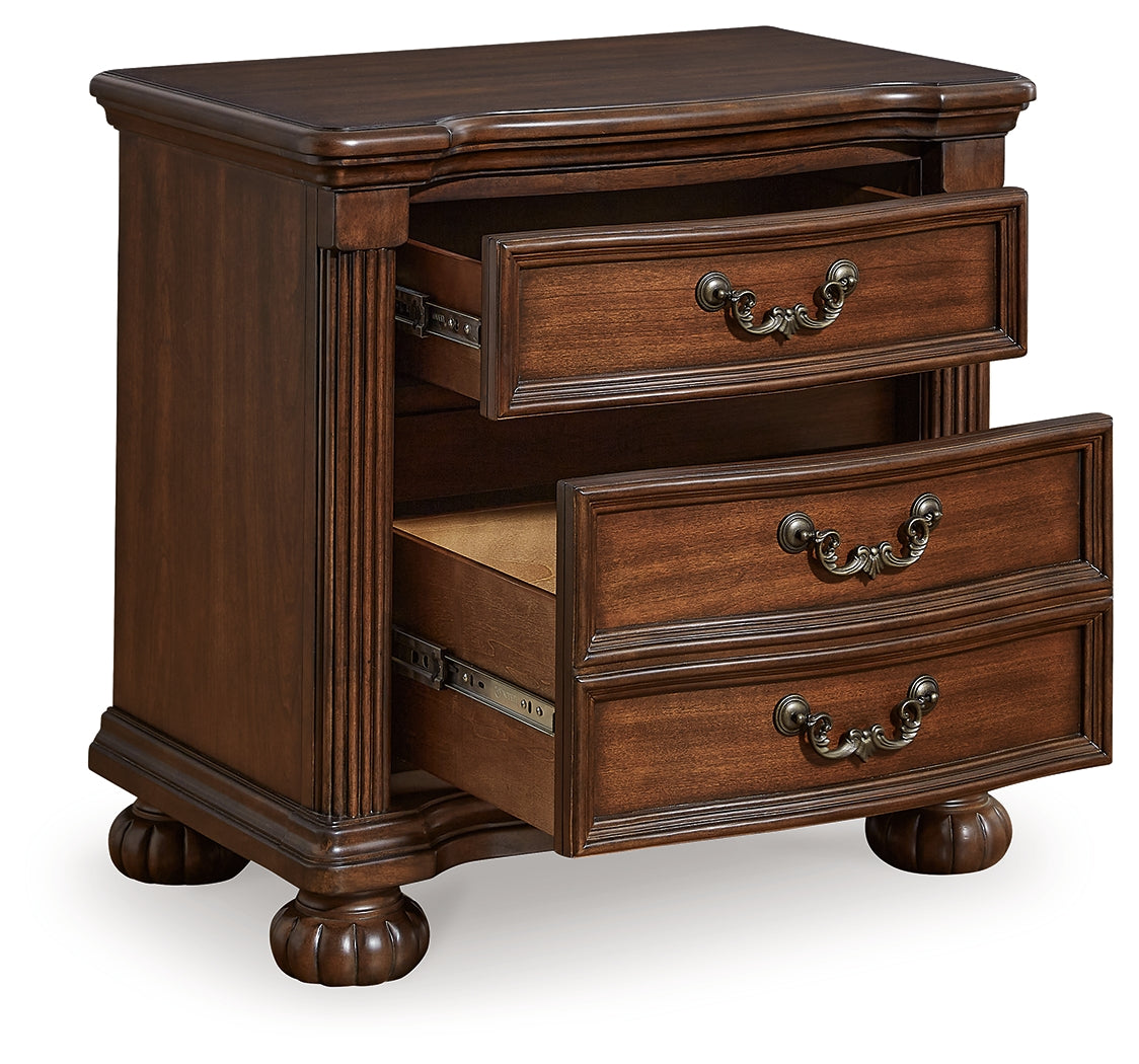 Lavinton Queen Poster Bed