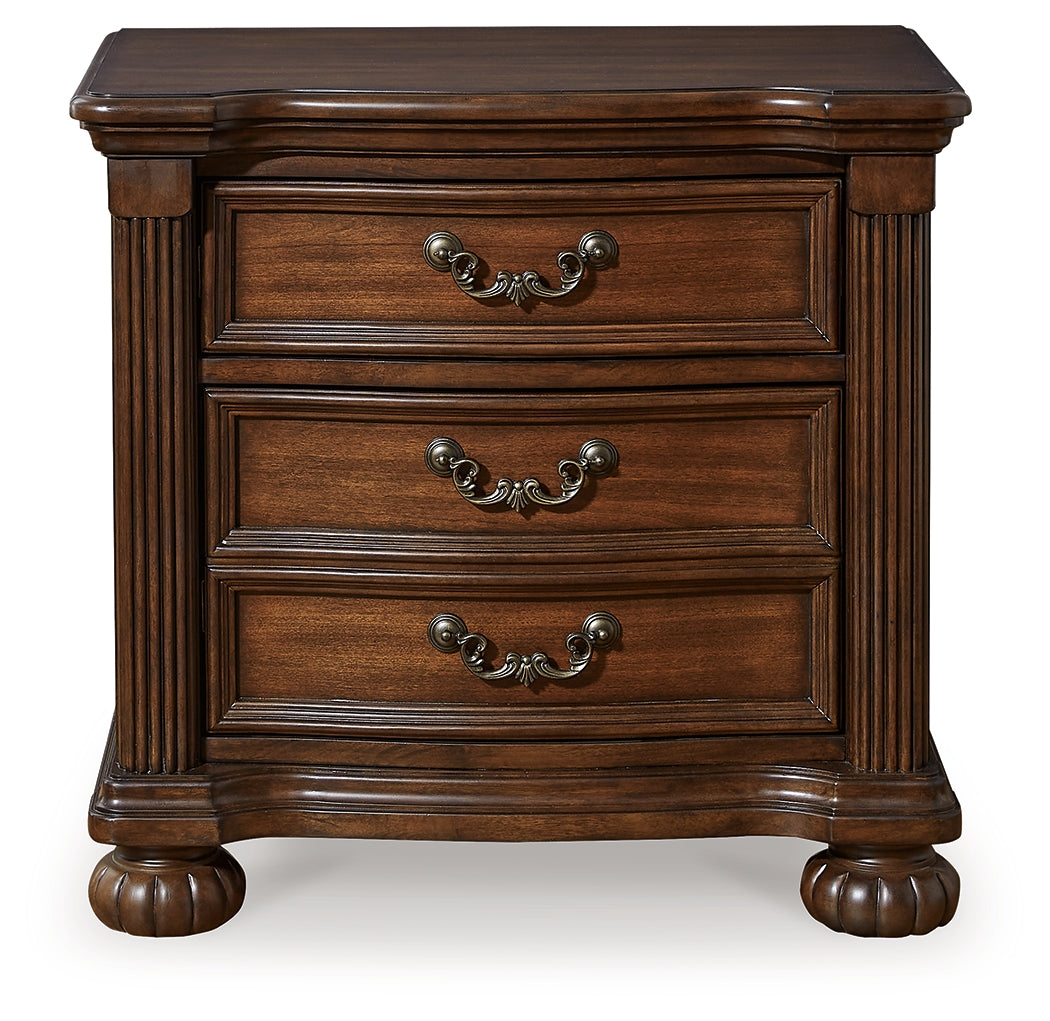 Lavinton Queen Poster Bed