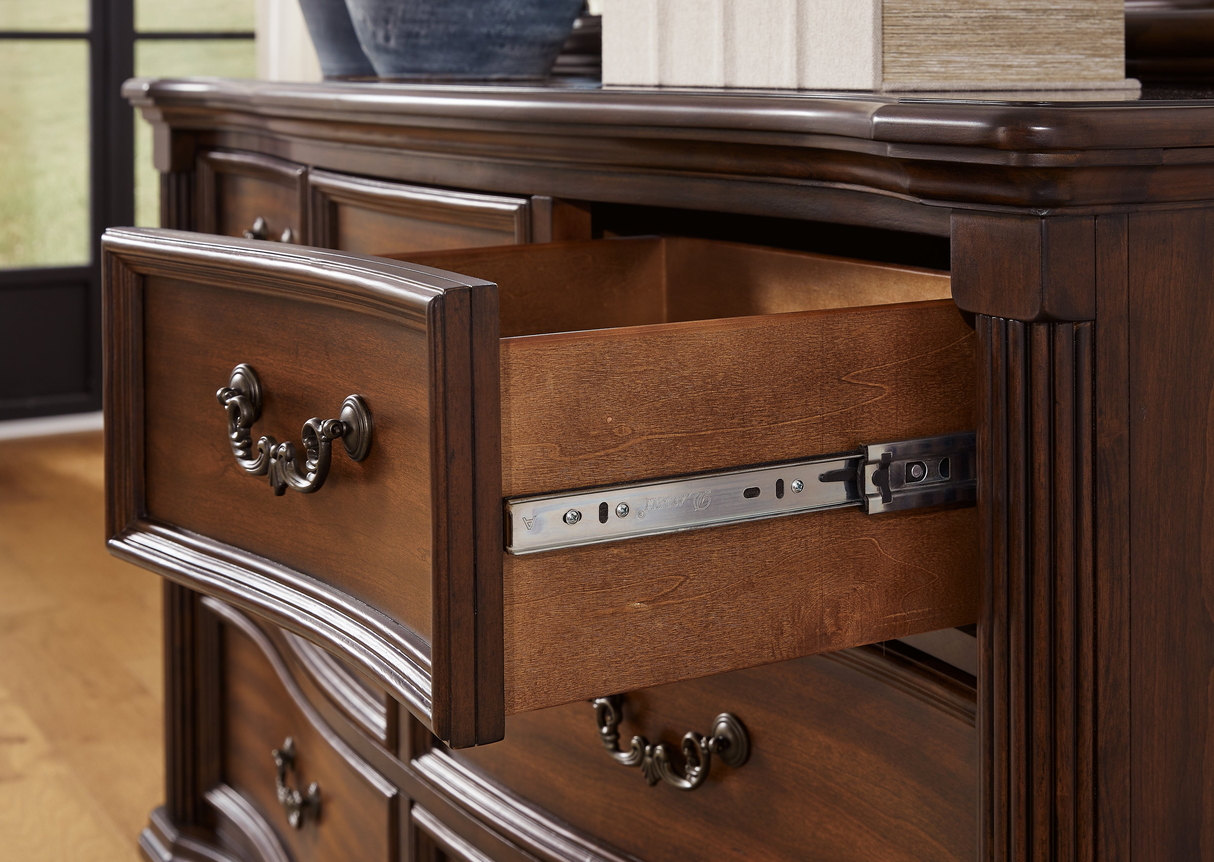 Lavinton Queen Poster Bed