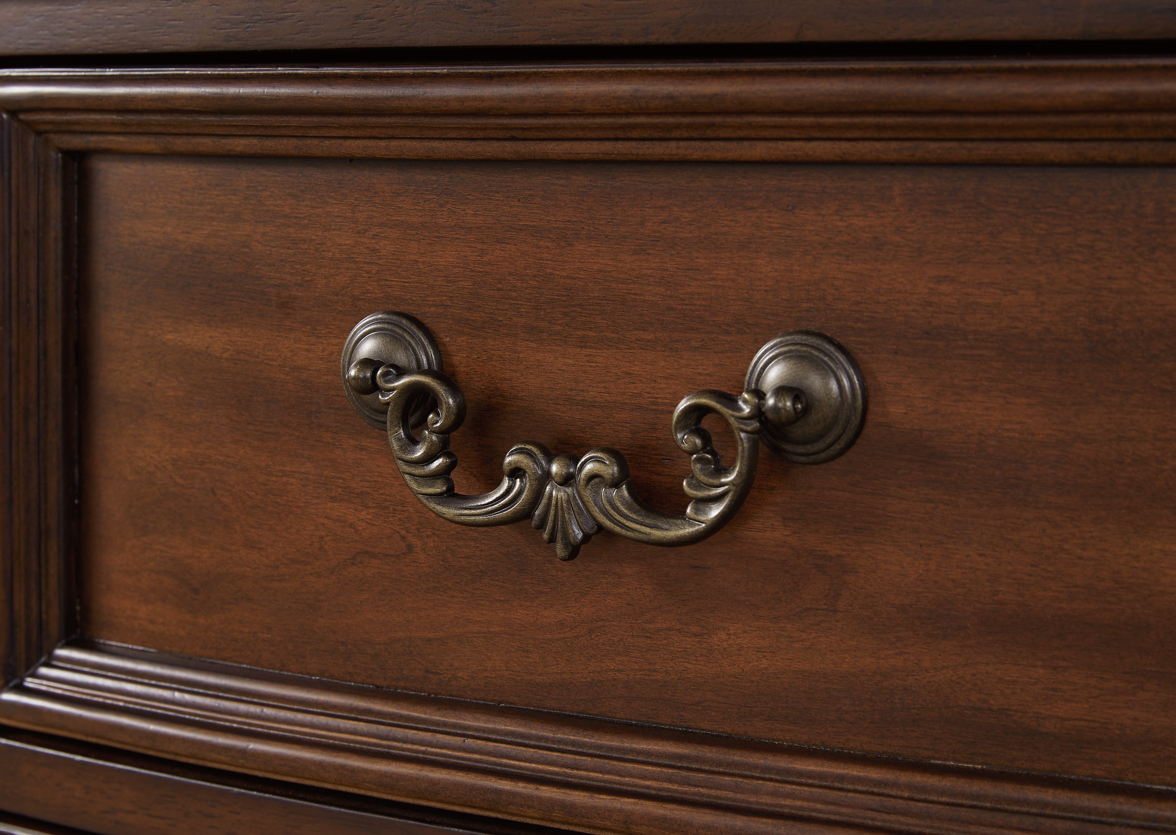 Lavinton Queen Poster Bed